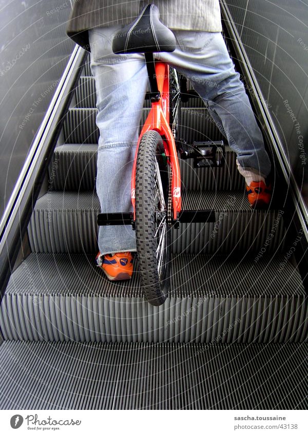 Xtrem-BMX-Sitzen auf Rolltreppe Freestyle Schuhe Hose grau schwarz stehen fahren Extremsport SchlabbaHose Jacket orange silber blau sitzen )