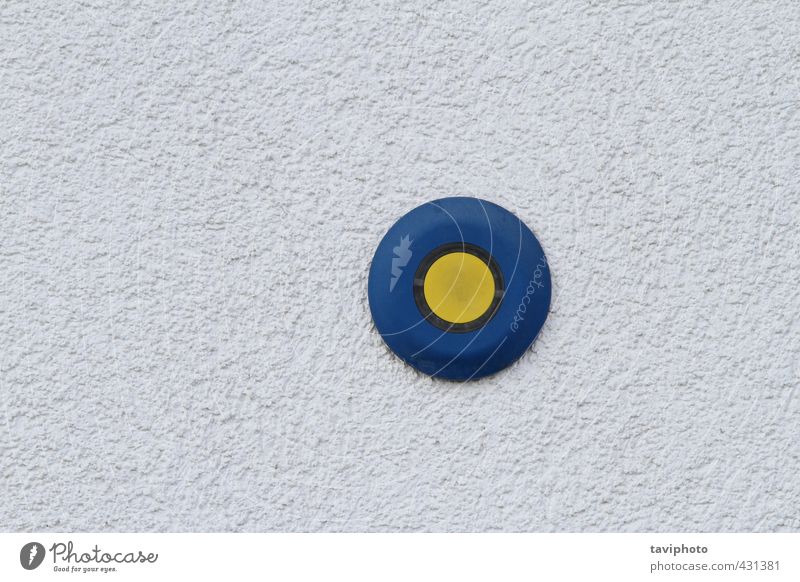 Knopf an der Grunge-Wand Werkzeug Technik & Technologie Beton Kunststoff Zeichen Schlüssel dunkel dünn authentisch Kitsch klein blau gelb grau Farbfoto