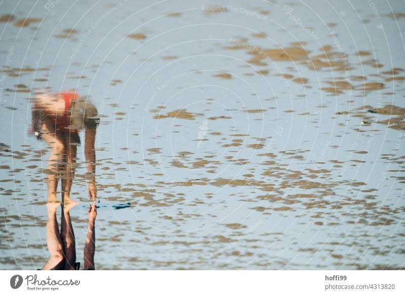 Spiegelbild einer Muschelsucherin im Watt Frau suchen Wattenmeer muscheln sammeln Muschelschale Küste Ebbe Flut ebbe und flut nass Insel Sand Wasser Gezeiten