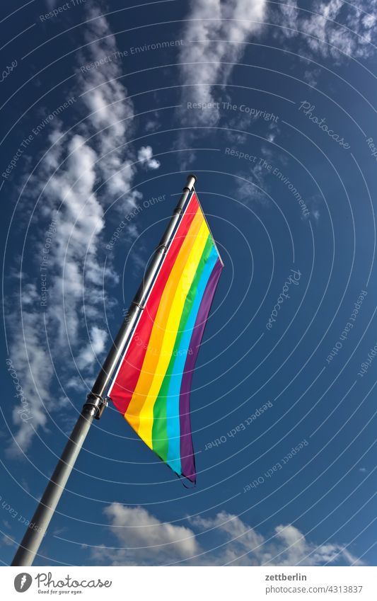 Vielfalt herauskommend fahe fahenmast Flagge Himmel Homo homosexuell Mast ausgehend von regenbogenfahne regenbogenfarben schwul Sommer Unterdrückung