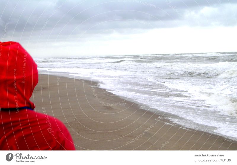 Rotkäppchens Weitblick Strand Wellen Wolken rot Regenjacke Regenmantel Aussicht Unendlichkeit Ferne Dänemark Wasser Himmel Blick ...