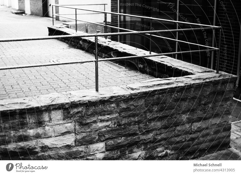 Mauer und Geländer im Zickzack mauerwerk Außenaufnahme Wand Menschenleer Strukturen & Formen Mauerwerk Stein eckig kantig