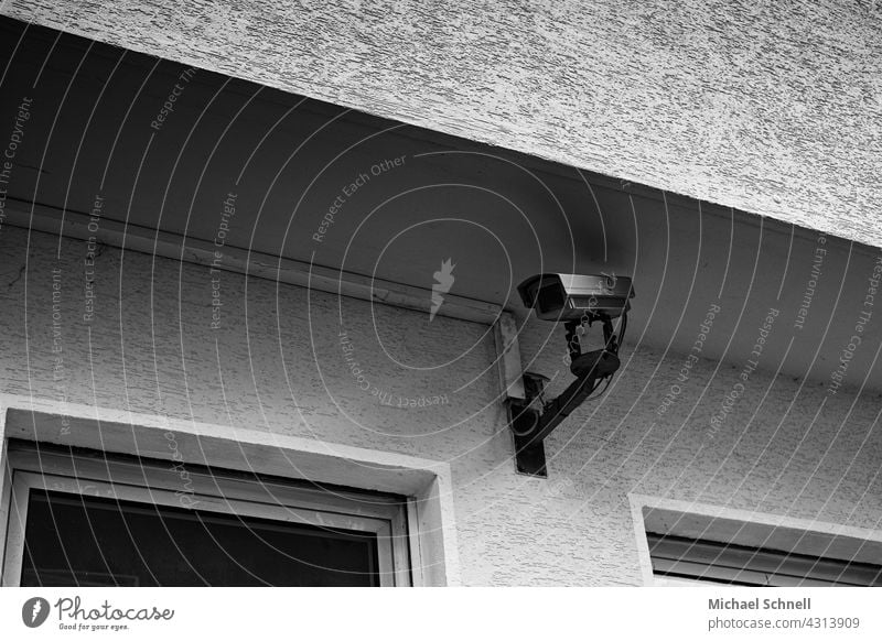 Überwachungskamera Überwachungsstaat Sicherheit beobachten Kontrolle Schutz Videokamera überwachen Technik & Technologie Überwachungsgerät Angst Wachsamkeit