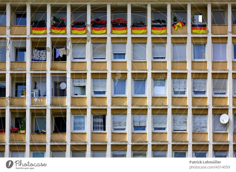 Kastenbauweise Ludwigshafen euro 2020 fußball fahnen Deutschlandfahne deutschland Deutschlandflagge Haus Sport Ereignis Weltmeisterschaft beflaggt flaggenparade