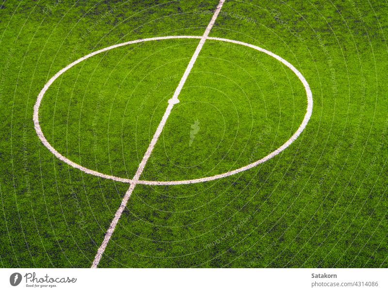 Textur des Kunstrasens im Schulfußballfeld Feld Schule Freizeit spielen Rasen Spielplatz grün Gras im Freien Erholung Fußball Hintergrund Linie weiß Sommer