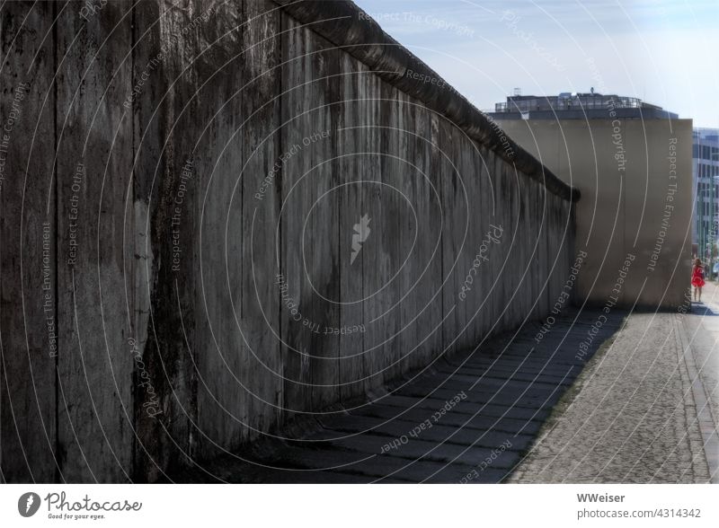 An dieser Stelle wirkt die Berliner Mauer noch wie unüberwindliche, düstere Realität Geschichte Deutschland DDR Mahnmal Denkmal geteilt Teilung Kalter Krieg