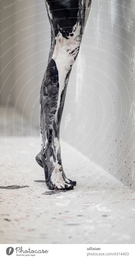 schöne Beine und Füße eines sexy jungen künstlerisch bemalte Frau Ballerina mit schwarzer und weißer Farbe. Kreative Körperkunst Malerei, Kopie Raum.