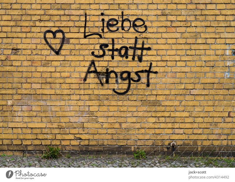 ❤️ Liebe statt Angst Mauer klinker Straßenkunst Wort Herz (Symbol) Subkultur Aussage Graffiti Spray Weisheit Kreativität Kreuzberg Berlin Schriftzeichen