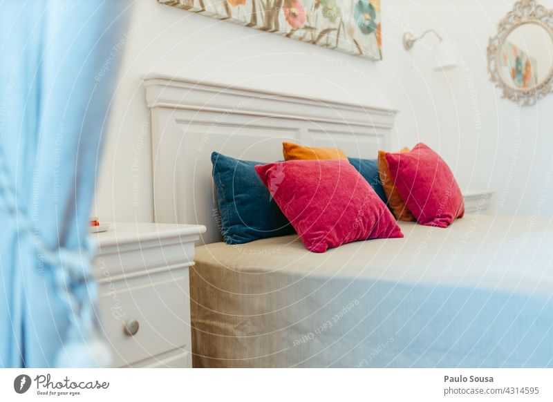 Bunte Kissen auf dem Bett Kopfkissen farbenfroh Farbe Schlafzimmer airbnb Hotel reisen Unterkunft lässig Ausflug besuchen im Innenbereich Raum attraktiv schön