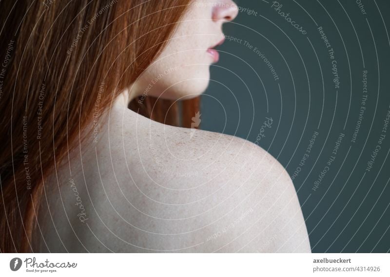 Junge Frau zeigt nackte Schulter mit Sommersprossen auf der Haut Sinnlichkeit Verwundbarkeit Dermatologie Mädchen Schönheit sinnlich jung Erwachsener Körper