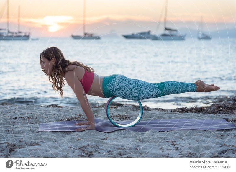 Frau übt Yoga an den Stränden von Formentera in Spanien Gleichgewicht Strand schön Schönheit Körper Windstille Energie Übung passen Fitness Mädchen Harmonie