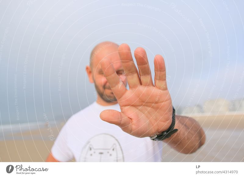 Mann zeigt Handfläche in die Kamera Gefühle Toleranz Akzeptanz Frieden Solidarität lieblich multiethnisch Zusammenarbeit Anti-Rassismus zwei Einheit