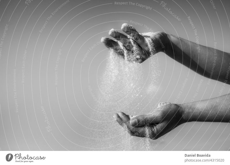 Der Sand der Zeit Hände Hand abstrakt Textur Schwarzweißfoto