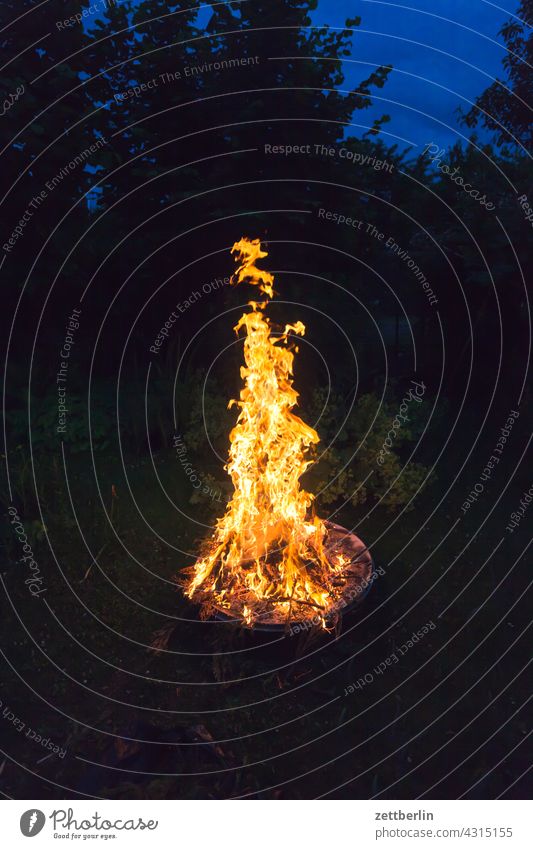 Feuer und Flamme abend brand brennen camping dunkel feuer feuerschale feuerstelle flamme garten glut hell holzfeuer lager lodern nacht natur outdoor waldbrand