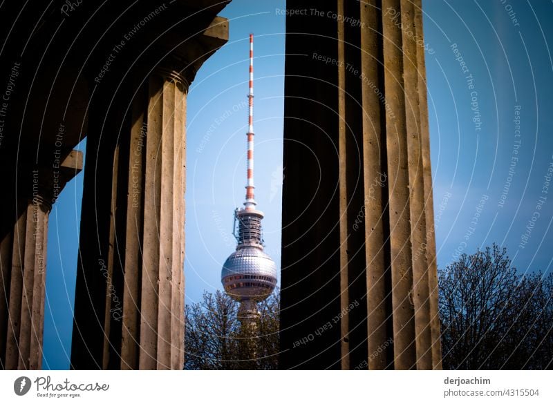Zwischenden Säulen , der Berliner Fernsehturm. Turm Wahrzeichen Himmel Architektur Stadt Hauptstadt Bauwerk Deutschland Alexanderplatz Gebäude Menschenleer