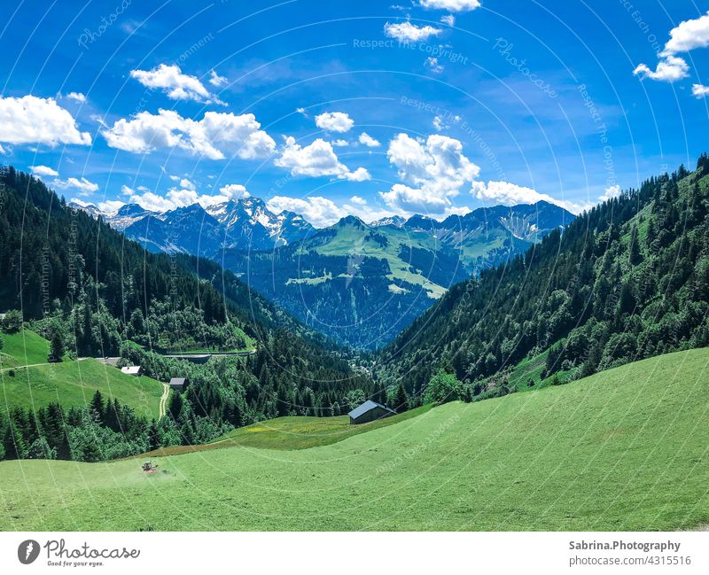 Aussicht auf Berge bei schönem Wetter in Faschina, der höchstgelegenen Siedlung im Großen Walsertal, Vorarlberg, Österreich grosses walsertal Natur Farbfoto