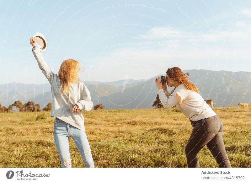 Frauen, die Spaß in der Natur haben und Fotos machen bester Freund fotografieren Moment Gedächtnis Freundin Zusammensein Sommer Hut Berge u. Gebirge Stil