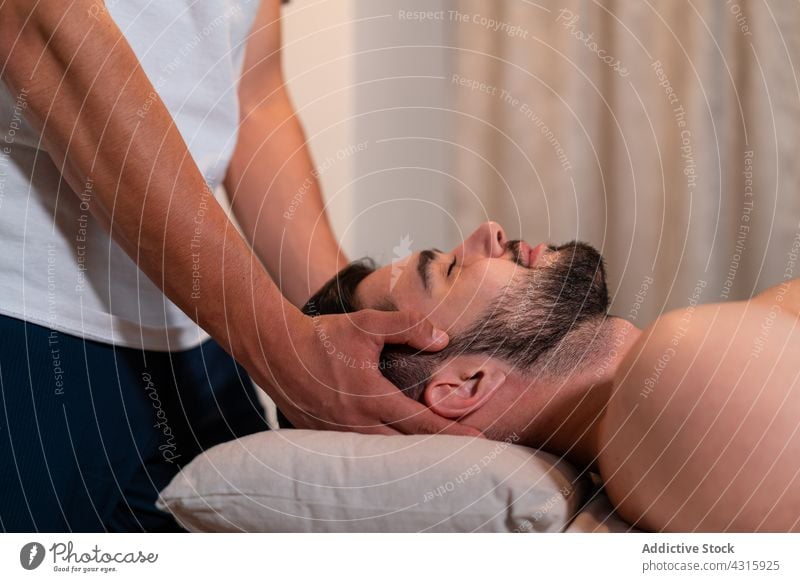 Crop Masseur tun Massage im Salon Thai Spa Verfahren Leckerbissen sich[Akk] entspannen Klient Körperpflege Therapeut Therapie Lügen Kunde Wellness professionell