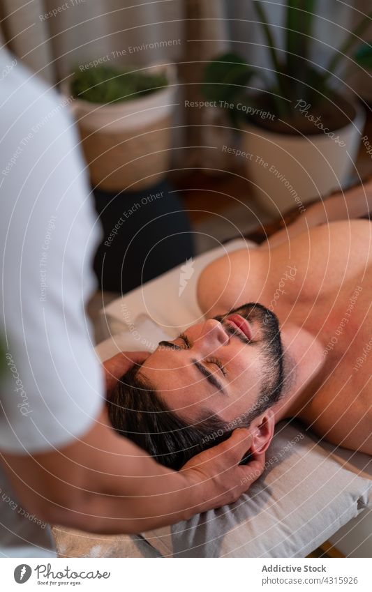 Crop Masseur tun Massage im Salon Thai Spa Verfahren Leckerbissen sich[Akk] entspannen Klient Körperpflege Therapeut Therapie Lügen Kunde Wellness professionell