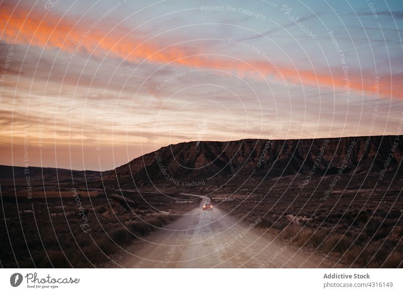Schnelles Autofahren in der Wüste PKW Laufwerk wüst Autoreise Sonnenuntergang Berge u. Gebirge Natur schnell wolkig Himmel Navarra Spanien bardenas reales