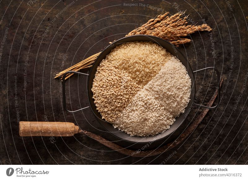 Verschiedene Reissorten in einer Schüssel Korn Lebensmittel verschiedene sortiert Ohr Spitze Ackerbau getrocknet natürlich Schalen & Schüsseln Bestandteil