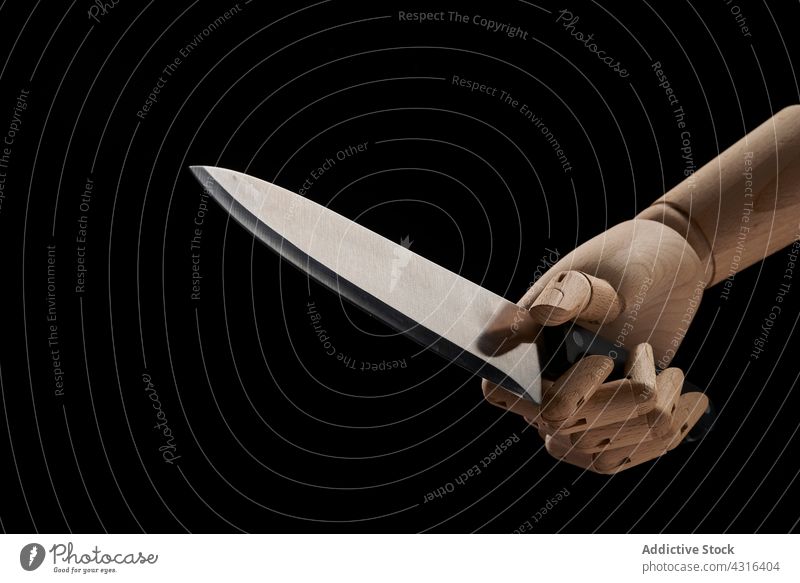 Holzhand mit scharfem Messer im Atelier beschneiden hölzern Hand gewalttätig Konzept Krimineller Waffe Gefahr stechend Werkzeug Form beängstigend Angst