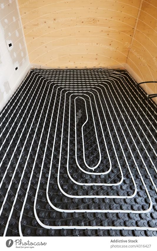 Strahlungsfußboden in einem modernen Holzhaus strahlend Stock erwärmen System heiß Röhren Tube Haus installieren Wasser Konstruktion Struktur Cottage hölzern