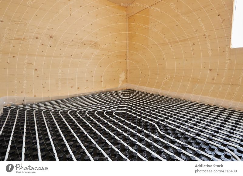 Strahlungsfußboden in einem modernen Holzhaus strahlend Stock erwärmen System heiß Röhren Tube Haus installieren Wasser Konstruktion Struktur Cottage hölzern
