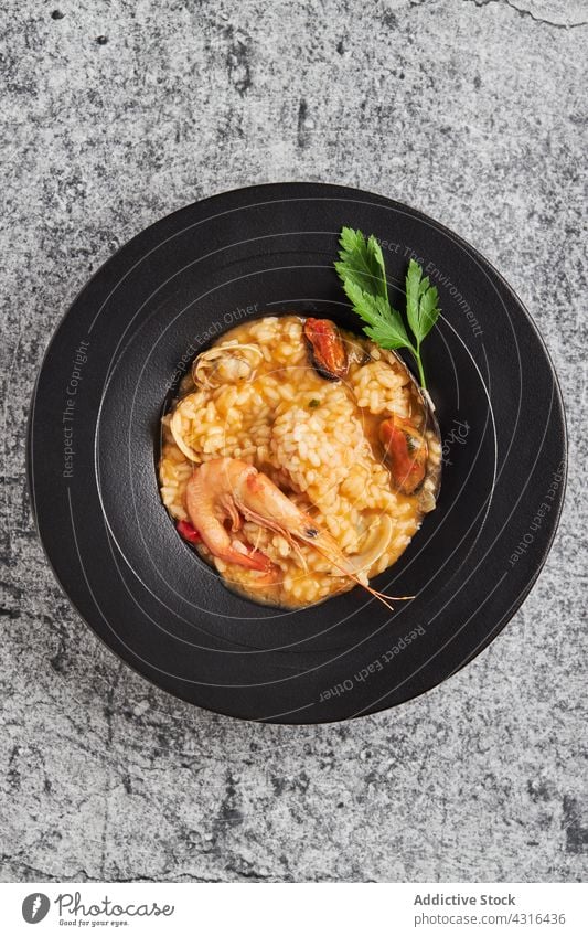 Reis mit Meeresfrüchten auf Teller Speise Restaurant dienen Paella Spanisches Essen Mahlzeit lecker Küche Lebensmittel geschmackvoll spanische Küche Tisch