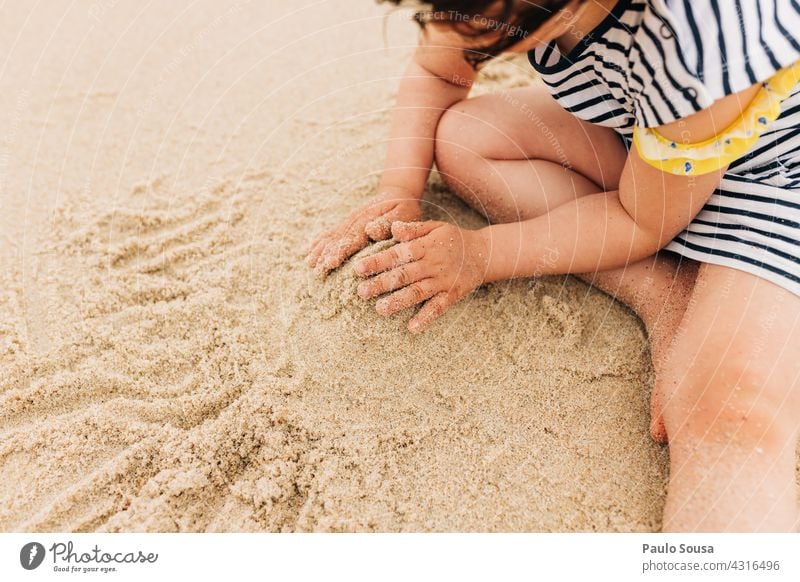 Kind spielt mit Sand am Strand 1-3 Jahre Spielen Sandstrand authentisch Meer Tag Kleinkind Freude Sommerurlaub Ferien & Urlaub & Reisen Außenaufnahme Farbfoto