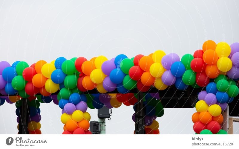 Viele Luftballons zu Regenbogenfarben zusammengefügt. Symbol für Freiheit, Respekt, Homosexualität und Gendergerechtigkeit viele bunt queer regenbogenfarben