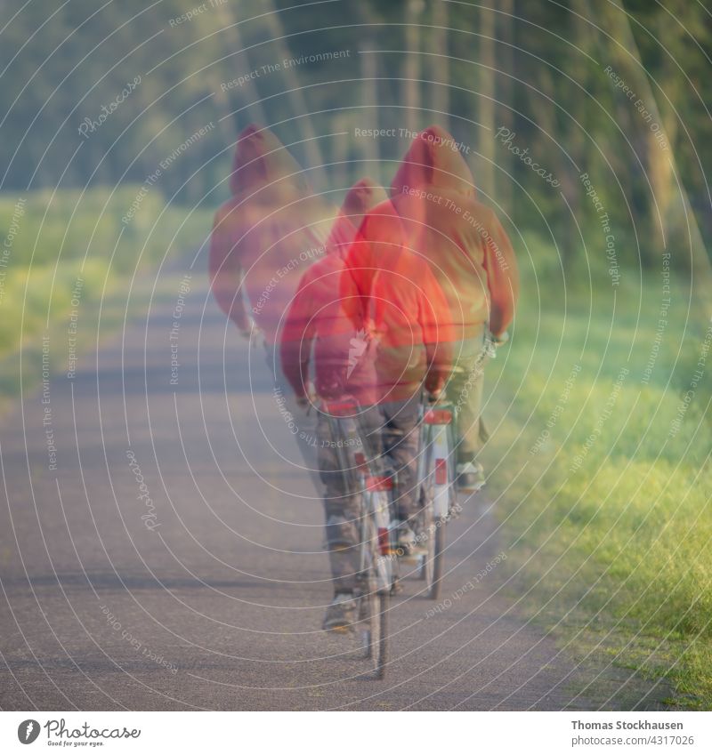 Mann auf Fahrrad mit roter Kapuze, abstraktes Bild träumen Asphalt Mitfahrgelegenheit Natur im Freien Person Gesundheit Kapuzenpulli