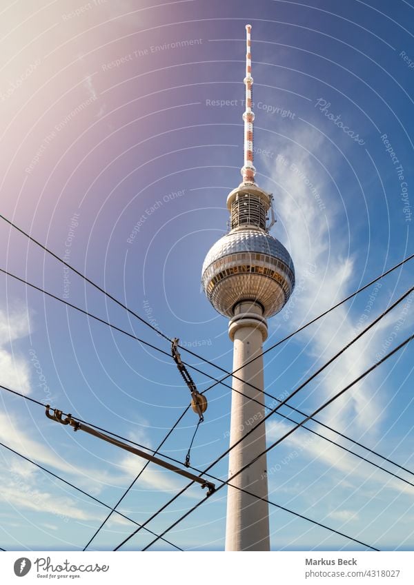 Berliner Fernsehturm aus niedrigem Winkel mit Kabel im Vordergrund im Sommer mit Sonnenflecken, Deutschland Fernsehen Alexanderplatz Turm Architektur