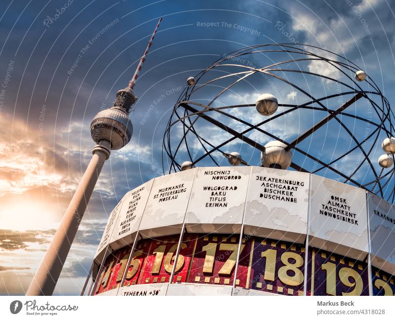 Berliner Fernsehturm, niedriger Winkel mit Weltzeituhr im Vordergrund. Sonnenuntergang mit bewölktem Himmel Turm FERNSEHER Tourismus touristisch Aussichtsturm