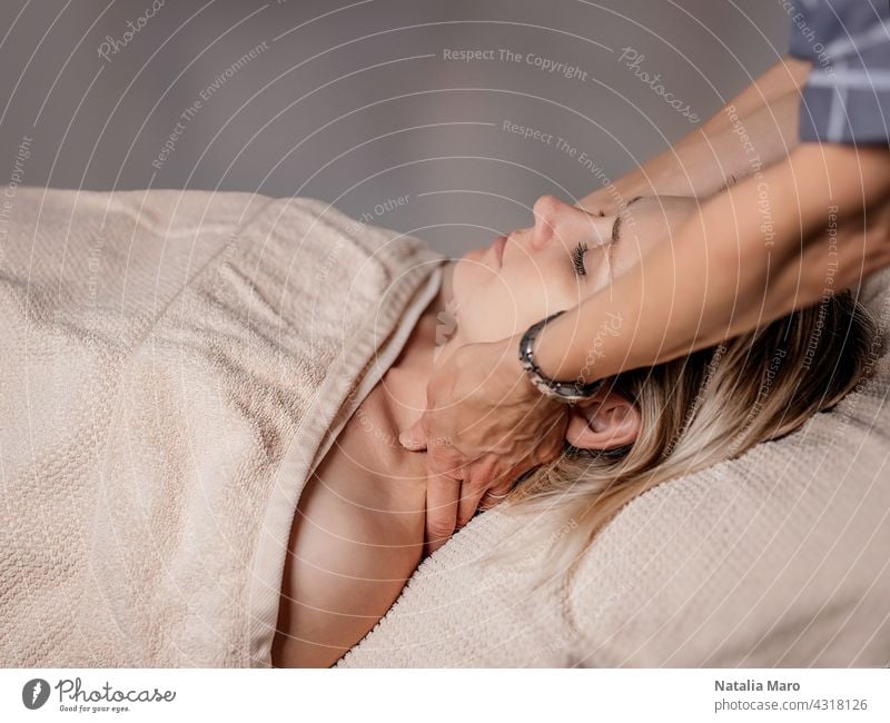 Eine Frau erhält eine Massage Gesundheit Behandlung Pflege Therapie Körper Wellness jung Schönheit sich[Akk] entspannen Kaukasier Erwachsener Hände Lügen Haut