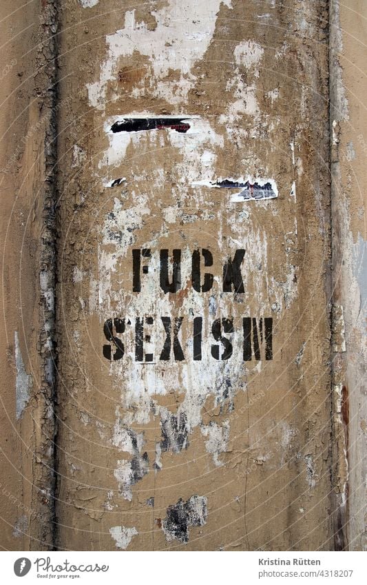 fuck sexism graffiti an einer hauswand sexismus bekämpfen beenden stoppen beseitigen diskriminierung sexistisch benachteiligung abwertung ausgrenzung