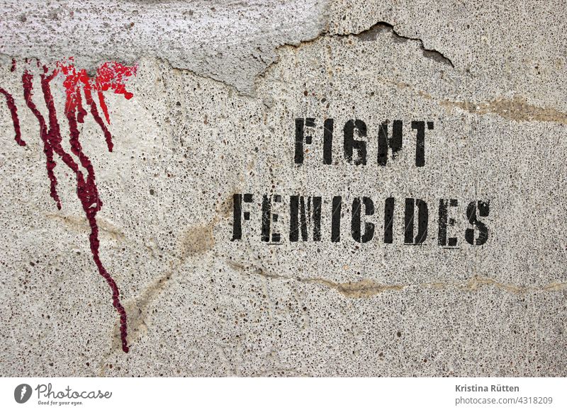 fight femicides graffiti an wand mit roten farbspuren Femizide bekämpfen femizid femizide frauenmord frauenmorde frauenhass tötung Gewalt gegen Frauen misogynie