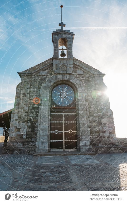 Alte Kirche gegen blauen Himmel Kapelle alt Gebäude historisch Insel Wahrzeichen Architektur Erbe Ausflugsziel San Juan de Gaztelugatxe Vizcaya Pais Vasco
