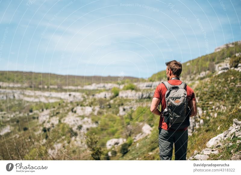 Reisender mit Rucksack auf Klippe stehend Wanderer bewundern felsig Hochland Landschaft Berge u. Gebirge erkunden Natur Abenteuer Tourist Wanderung Freiheit