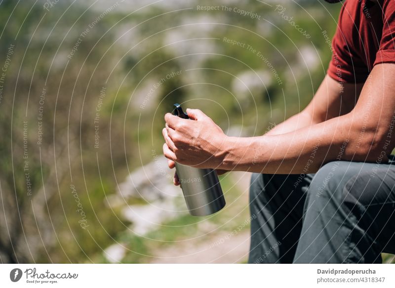 Kropf Wanderer sitzend beim Ausruhen mit Wasserflasche in Fels Trekking positiv Hochland Pause Flasche wiederverwenden Fernweh Abenteuer Wanderung Mast kleben