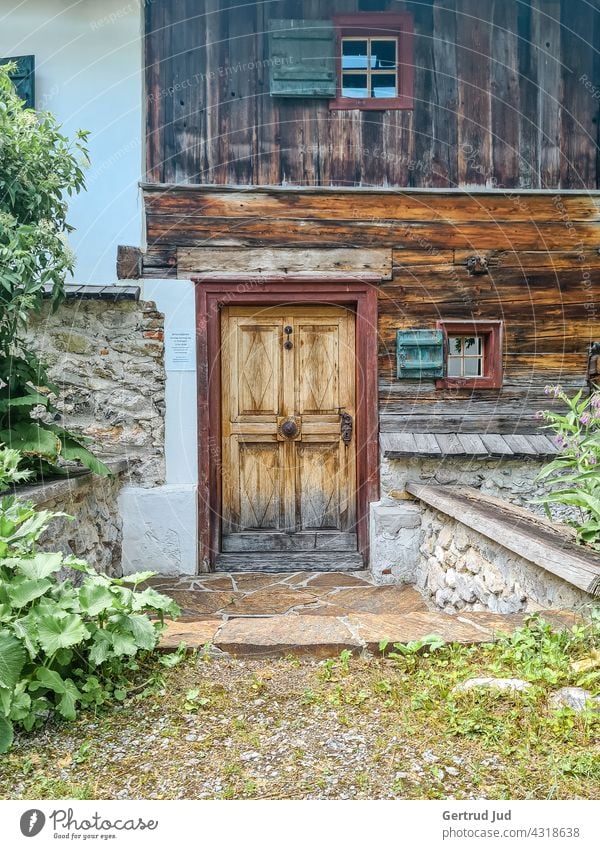 Holz-Eingangstür einer Almhütte Landschaft Natur Tür Türen und Fenster Wandern Haus alt Außenaufnahme Farbfoto Tourismus Ausflugsziel Holztür Steiermark