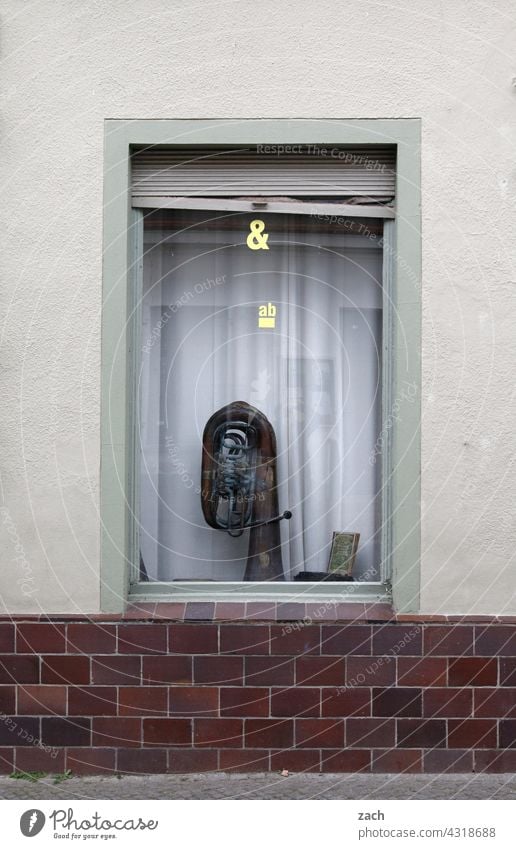 Kammerkonzert Musik Tuba Instrument Musikinstrument musizieren Klang Konzert hobby Freizeit & Hobby Fenster Fassade Haus