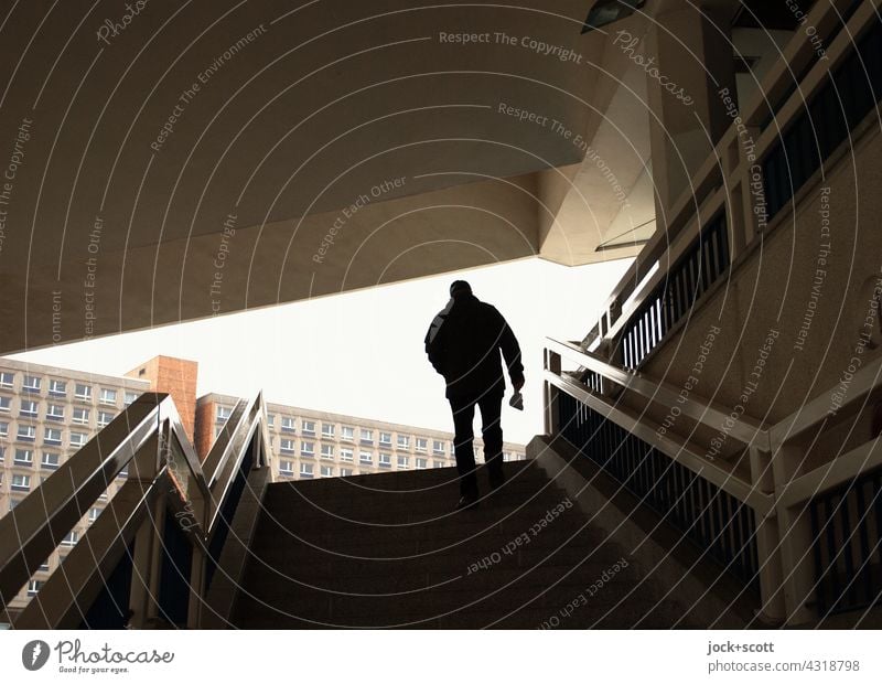 Mann nimmt die Treppe vom Park am Fernsehturm Silhouette Gegenlicht Strukturen & Formen gehen Wege & Pfade Fußgänger Architektur Mensch Aufgang Plattenbau