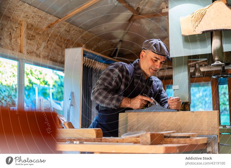 Schreiner bei der Arbeit mit einem Tischlerhobel in der Werkstatt Zimmerer Tischlerin Abrichthobelmaschine Ebene Klinkenhobel Holz Mann Werkzeug manuell