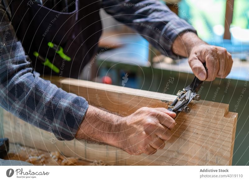 Holzarbeiter bei der Bearbeitung eines Holzbretts mit einem Speichenfräser Zimmerer Tischlerin Speichenhobel Ebene Mann Werkzeug Werkstatt Form sanft