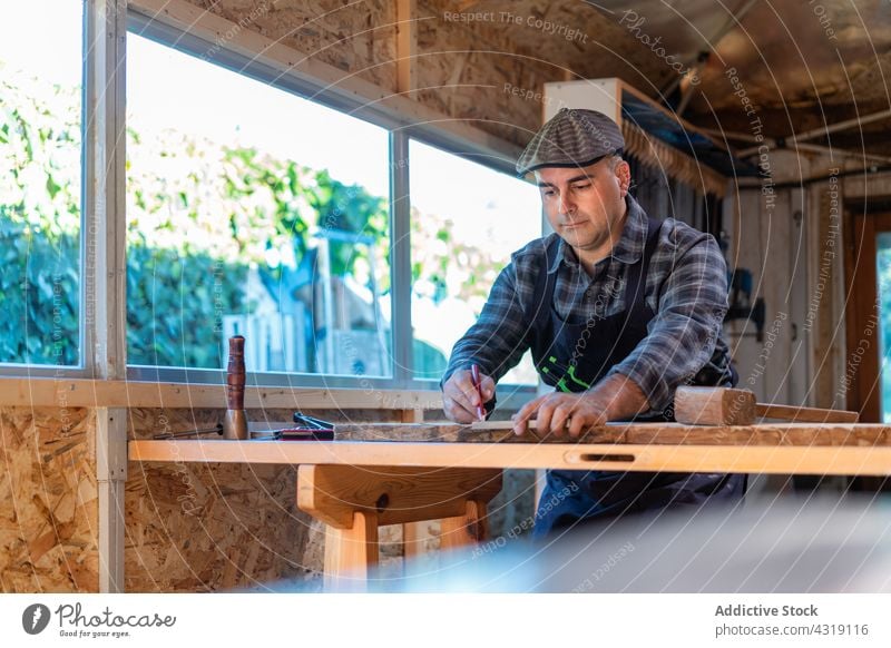 Tischler beim Messen von Holzbrettern in der Werkstatt Zimmerer Tischlerin messen Mann Mark Bleistift Lineal Schreinerei Holzarbeiten Kunsthandwerker Arbeit