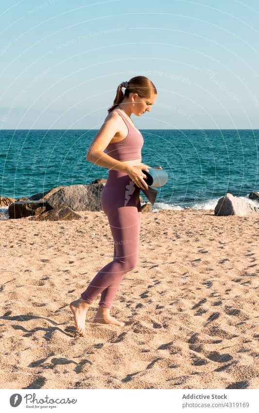 Frau bereitet sich auf eine Yogapraxis am Strand vor vorbereiten Sand Unterlage üben Aktivität MEER Wellness Sportbekleidung Sportkleidung Lifestyle Natur