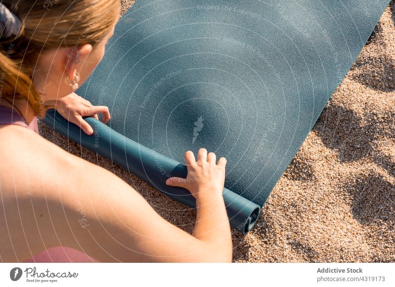 Anonyme Frau bereitet sich am Strand auf ihre Yoga-Praxis vor vorbereiten Sand Unterlage üben Aktivität MEER Wellness Sportbekleidung Sportkleidung Lifestyle