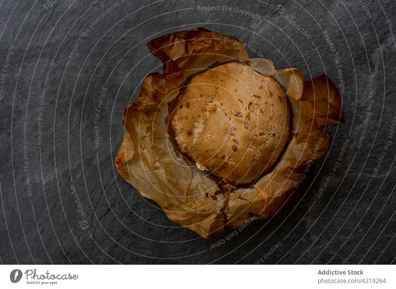 Selbstgebackenes Brot auf Pergamentpapier selbstgemacht rustikal Brotlaib Handwerk rund Lebensmittel Kunstgewerbler Küche frisch Kruste Knusprig Bäckerei