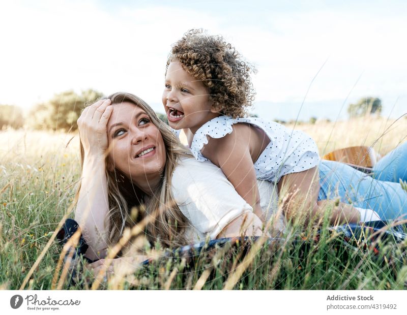 Glückliche Mutter und Tochter auf dem Feld Zusammensein Sommer genießen Zeit verbringen Liebe wenig Kind Wiese Mädchen Bonden Lügen Eltern Natur Decke Kindheit